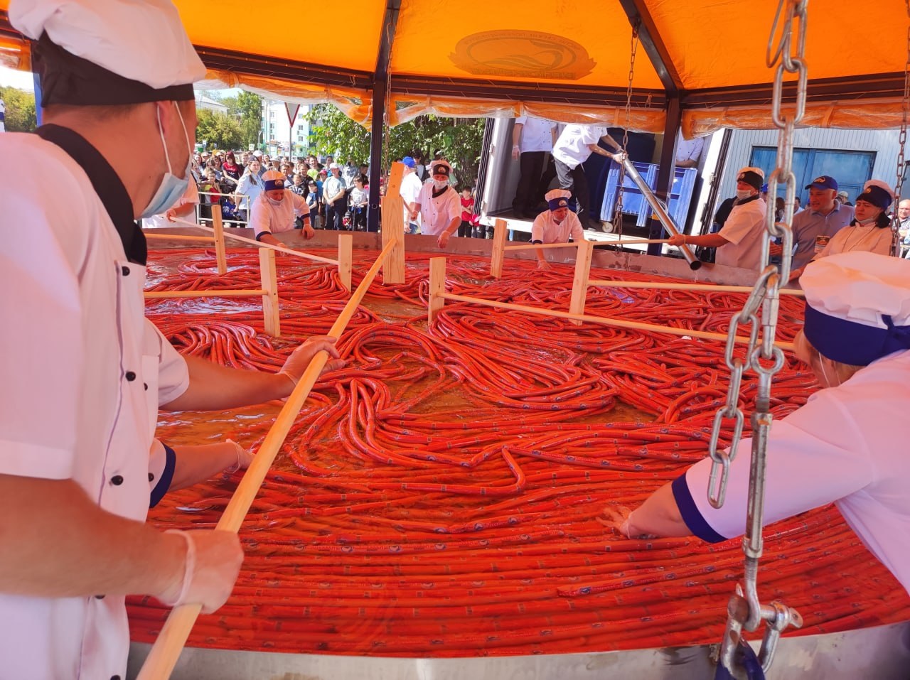 Сосиска длиной более тысячи метров попала в Книгу рекордов Иркутской области