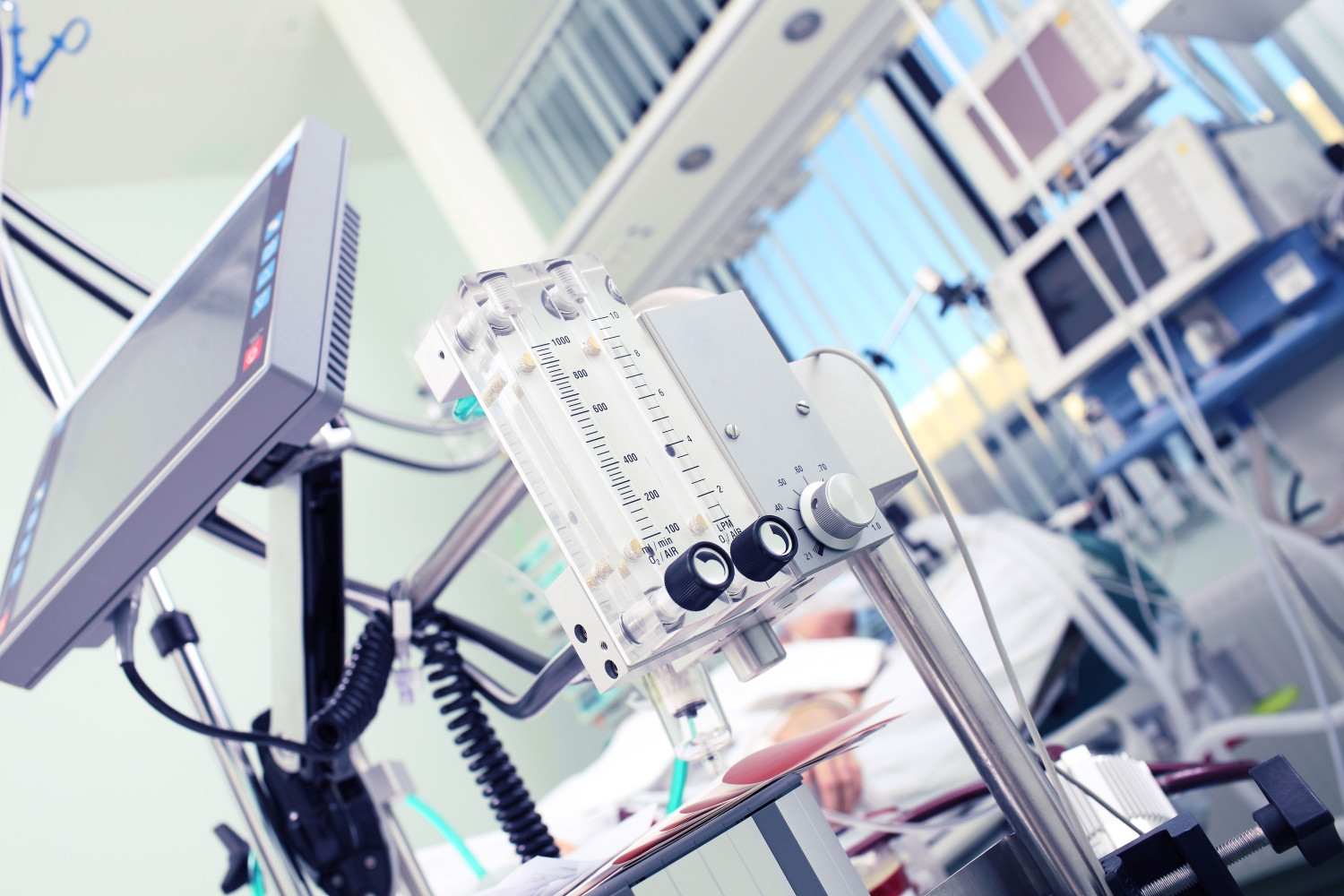 Поставки медоборудования по завышенной цене: следком возбудил уголовное дело