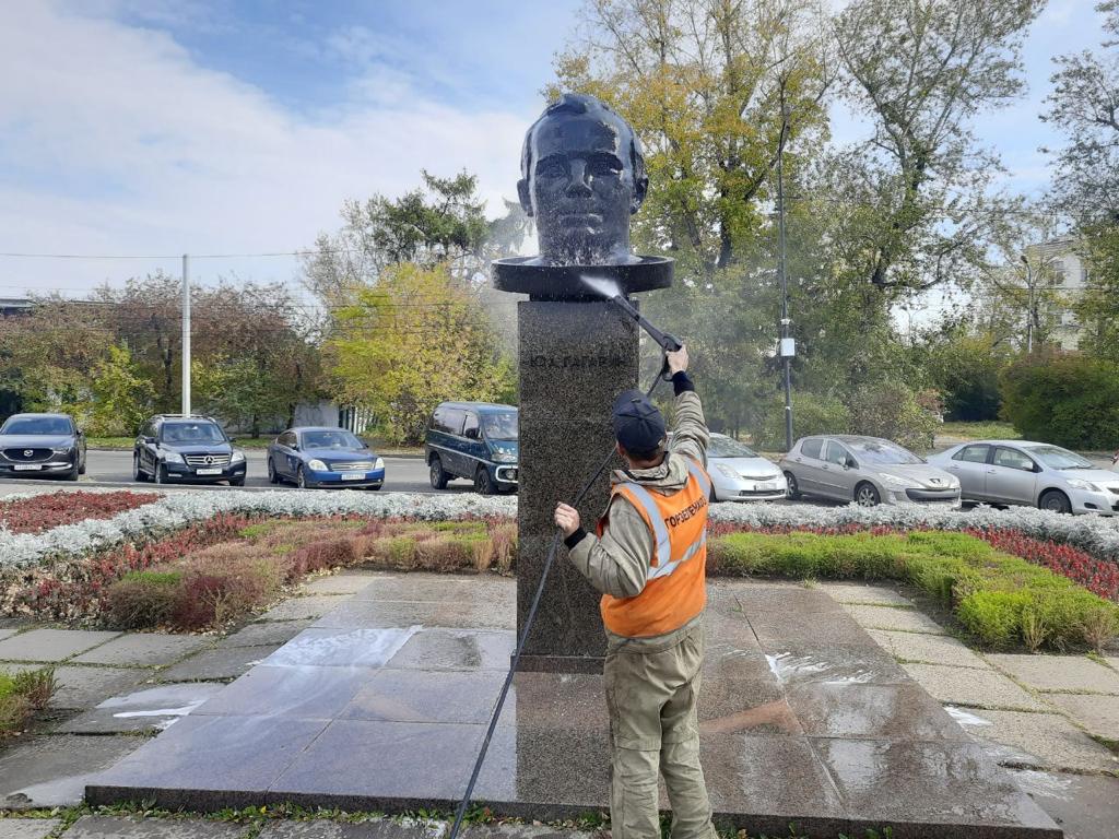 В Иркутске помыли Гайдая и Гагарина