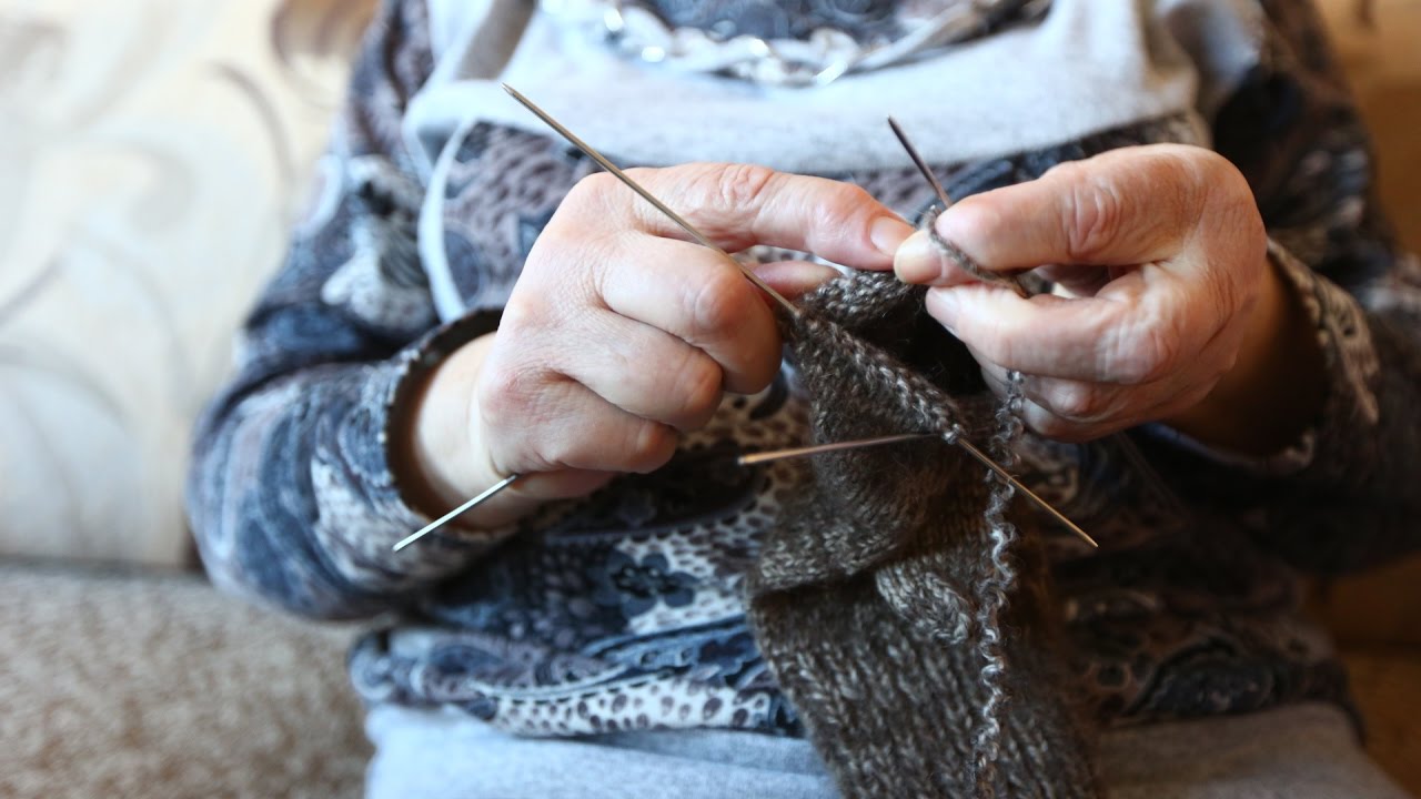 Женщины вяжут для мобилизованных земляков теплые носки