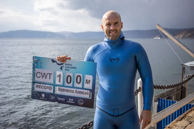 На 100 метров в глубину Байкала с задержкой дыхания погрузился фридайвер