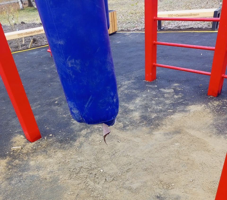 Вандалы испортили оборудование новой боксерской площадки на острове Юность