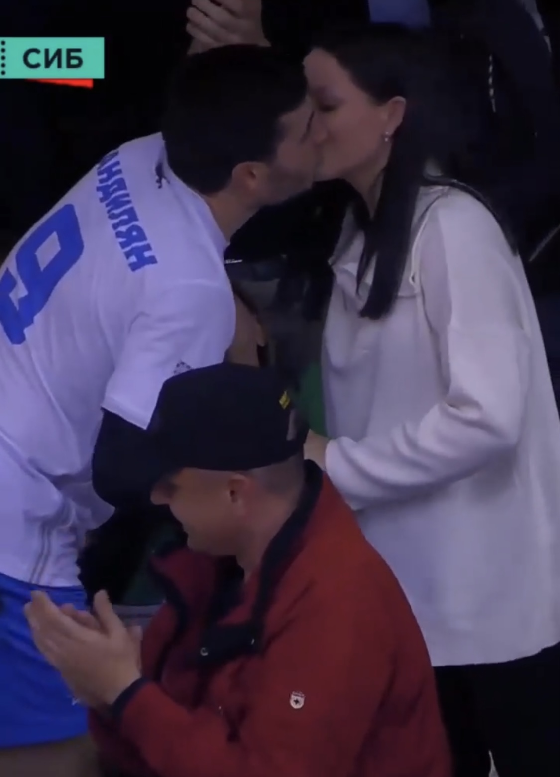 Спортсмен из Иркутска сделал предложение своей девушке во время матча(видео)