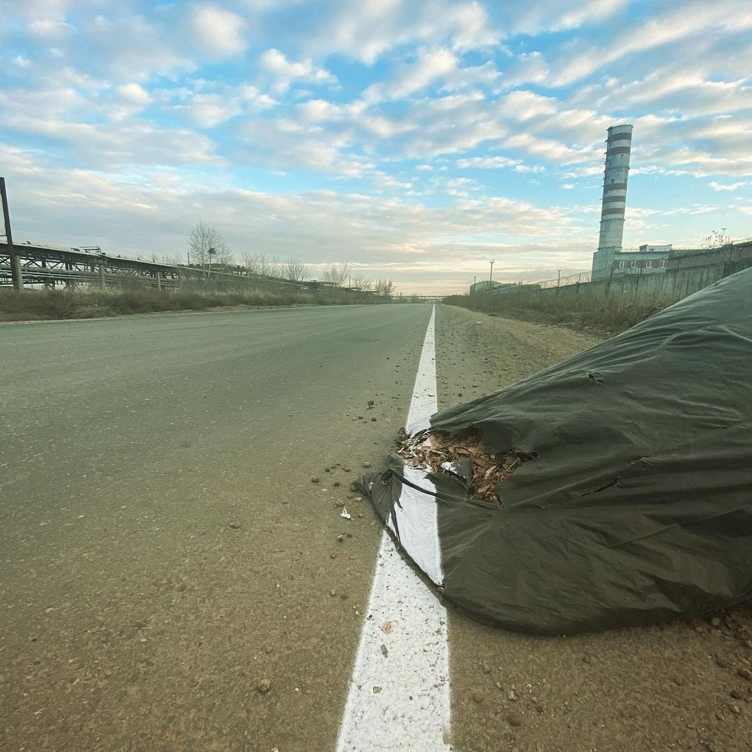 Дорожную разметку в Ангарске нанесли прямо на мусорные мешки