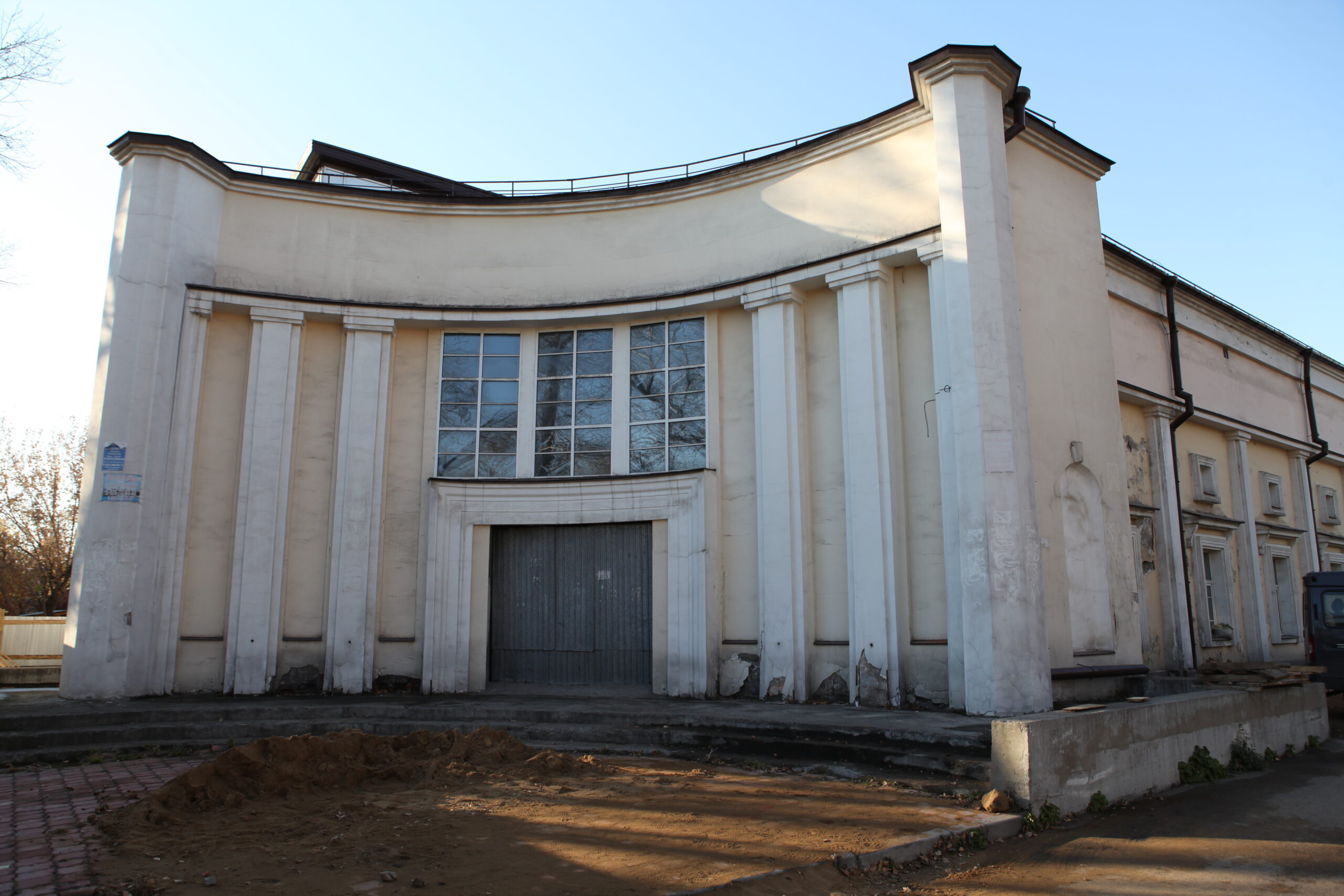 Реконструкцию бывшего кинотеатра «Марат»  завершат в следующем году