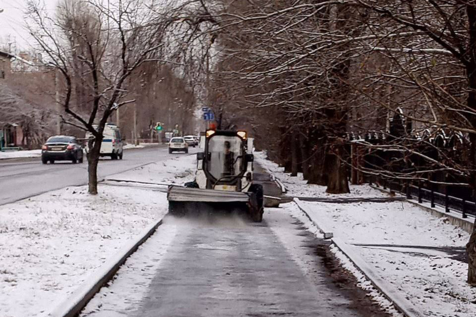 Иркутские коммунальщики всю ночь вели противогололедную обработку