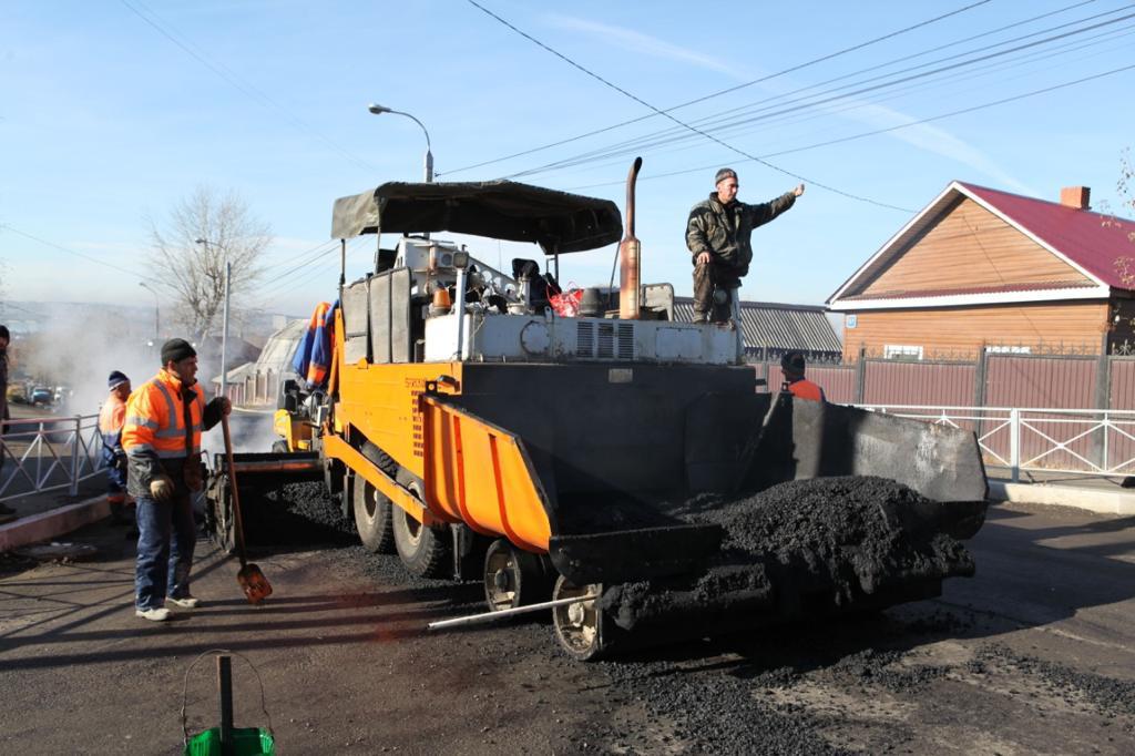 Пока тёплая погода: на Шевцова укладывают асфальт