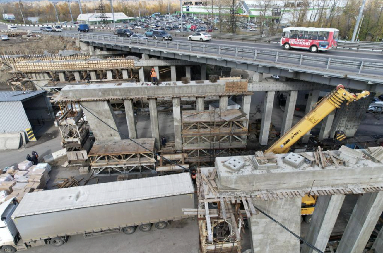 На Джамбула продолжается бетонирование опор путепровода