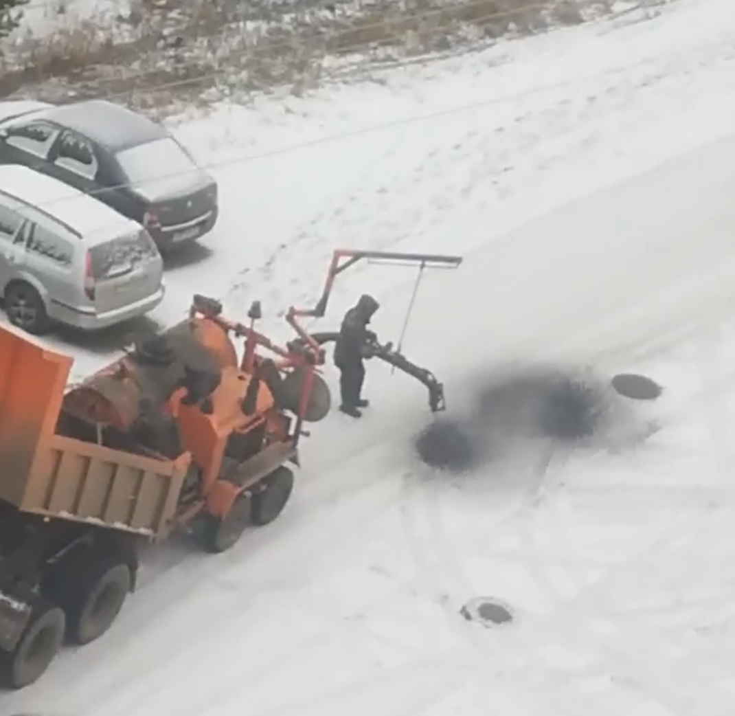 В Усть–Илимске асфальт кладут на снег (видео)