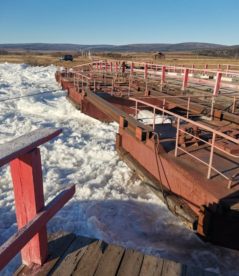 В Качугском районе льдом сорвало понтонный мост