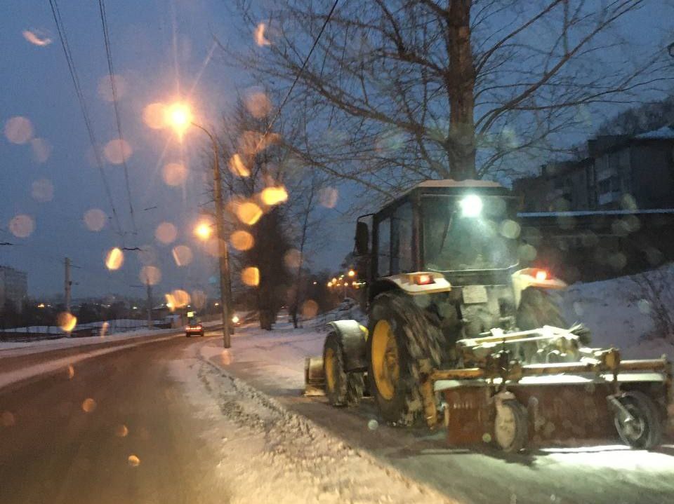 Ночью улицы Иркутска очищали от снега более 40 единиц спецтехники