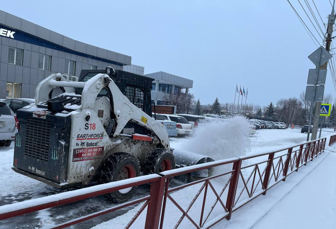 Более 50 единиц техники вышло на уборку снега в Иркутске