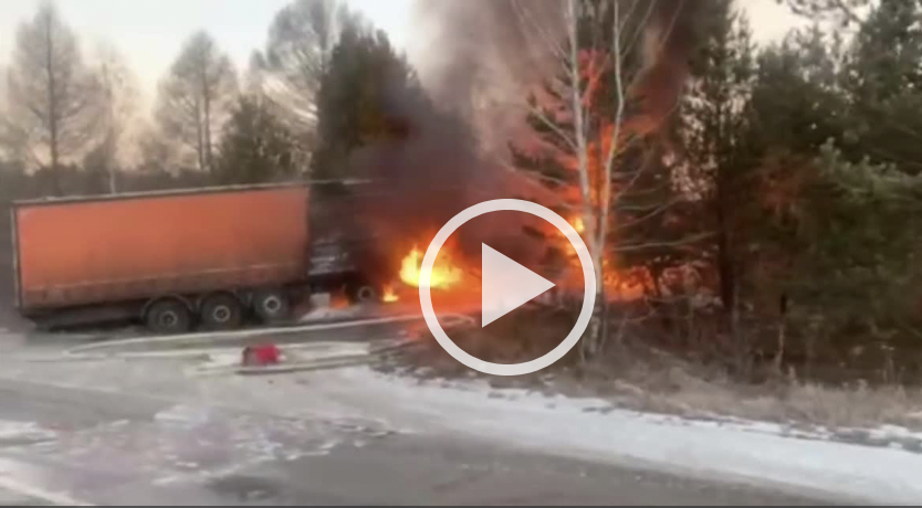 В Иркутской области на ходу загорелась фура