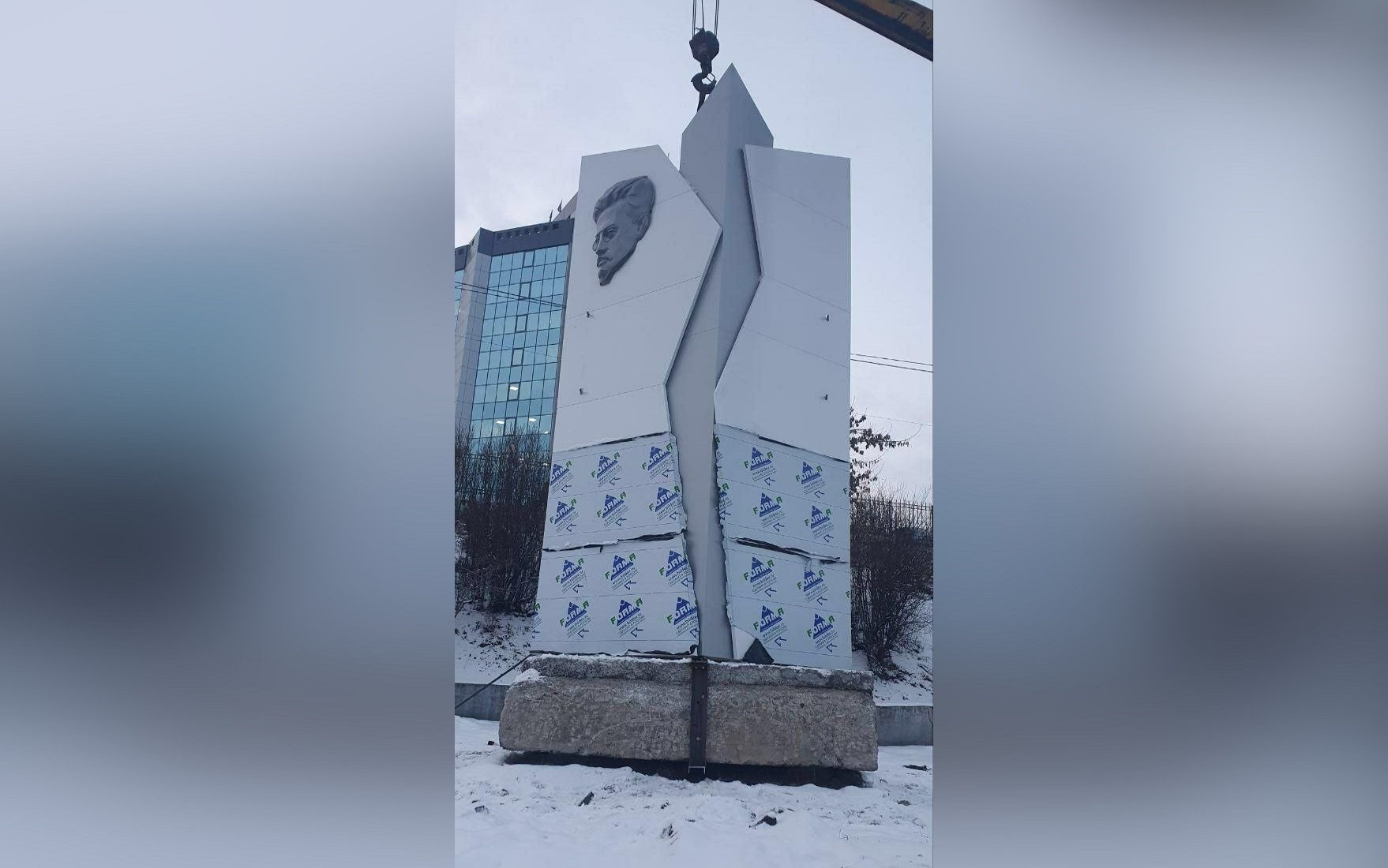 Обновленную стелу с барельефом Якова Свердлова установят в Иркутске до конца ноября