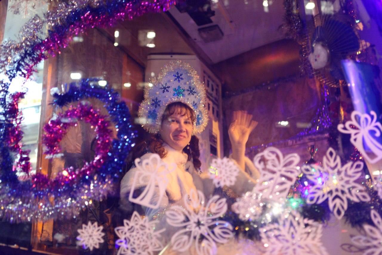 Снегурочки и Дед Морозы водят трамвай в Иркутске