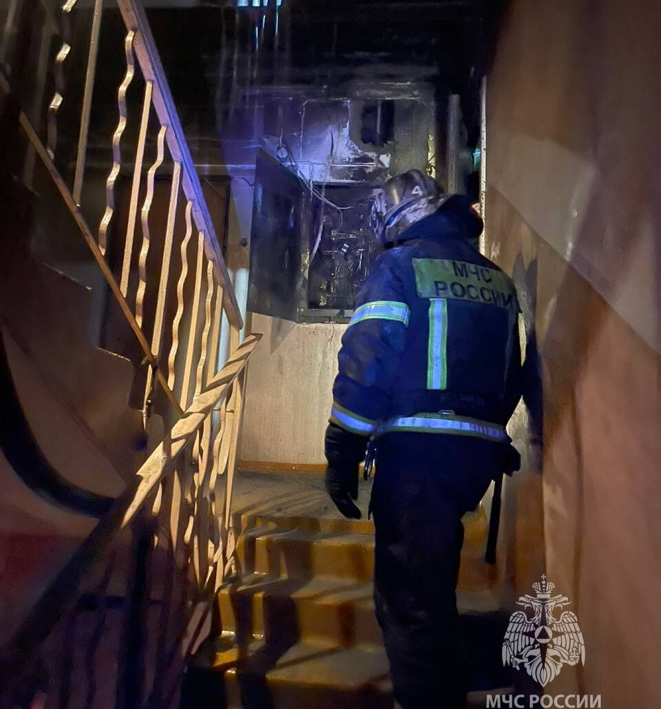 Десять человек спасены во время пожара в иркутской многоэтажке 