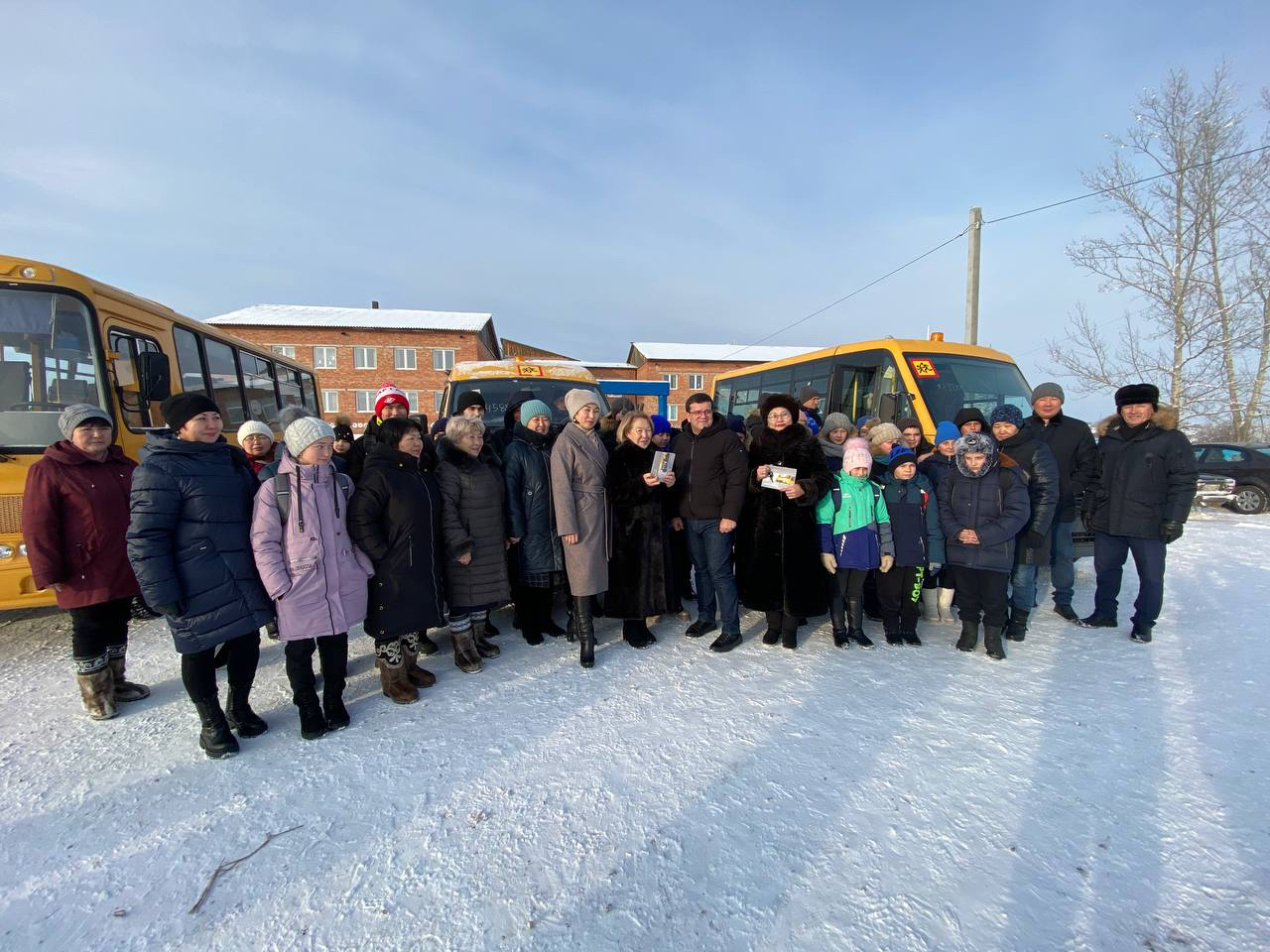 Более 50 новых автобусов получили школы Приангарья 