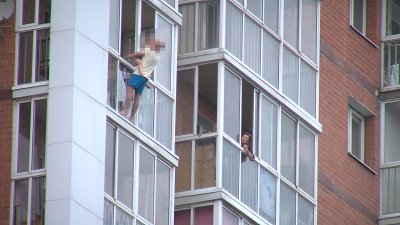 Присяжные оправдали иркутянина, грозившегося спрыгнуть с 14 этажа с ребёнком