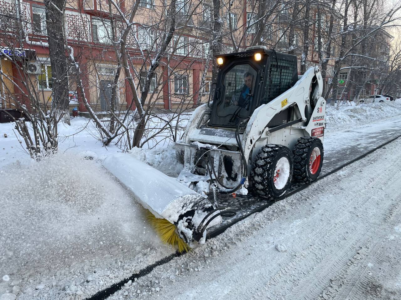 За ночь из Иркутска вывезли 1200 тонн снега