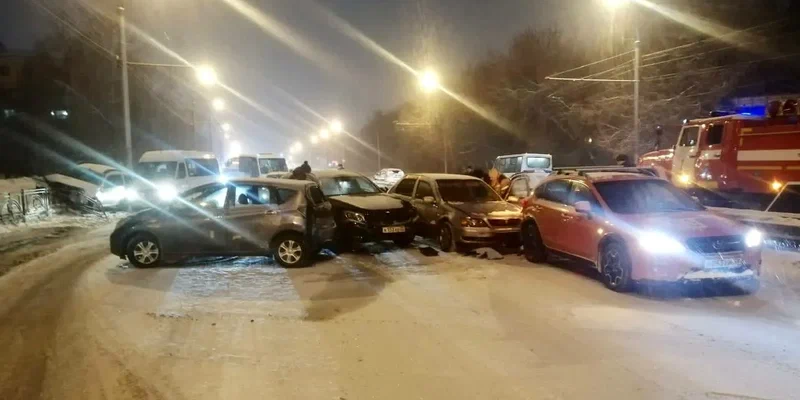 6 машин и маршрутка столкнулись в Иркутске из-за снегопада