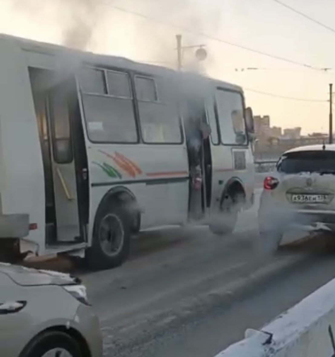 Автобус загорелся на Глазковском мосту