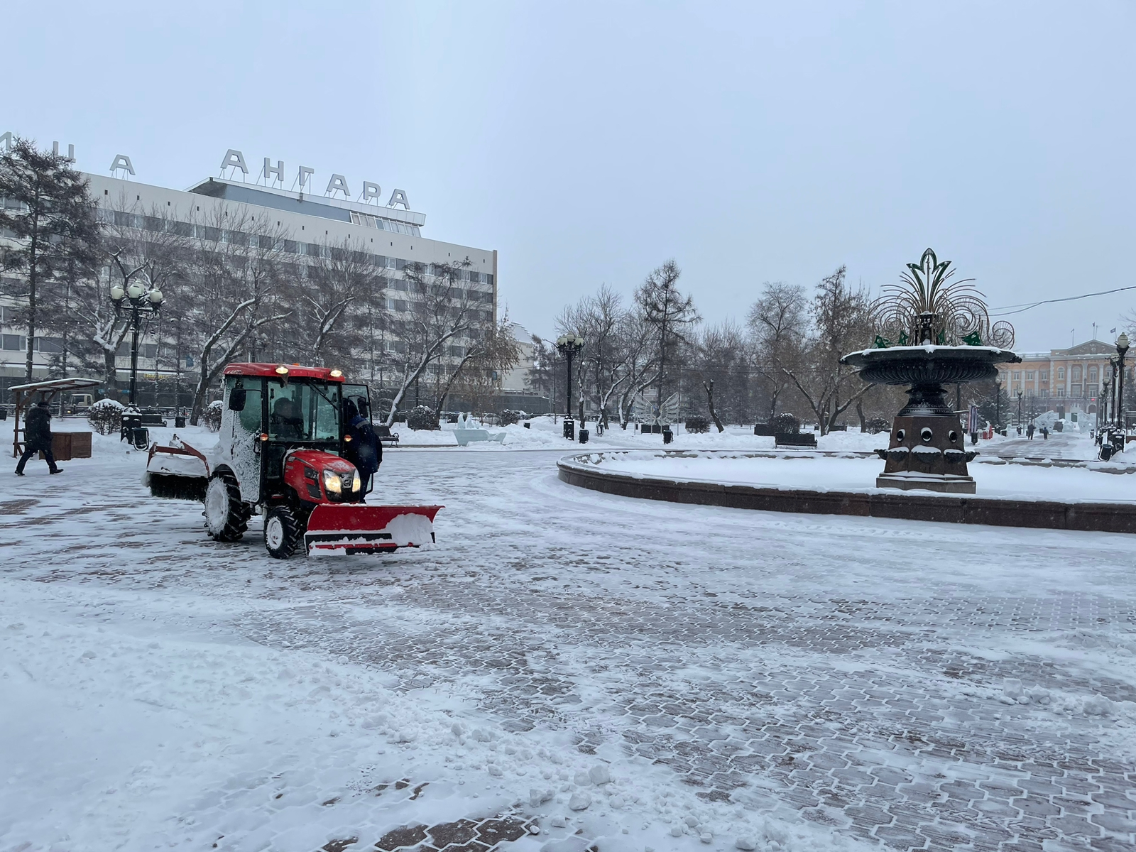 В Иркутске в выходные убирают снег круглосуточно