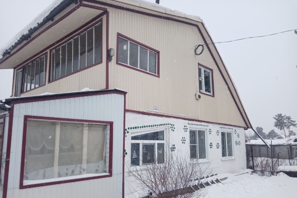 В доме из стеклянных бутылок живет семья в Иркутской области