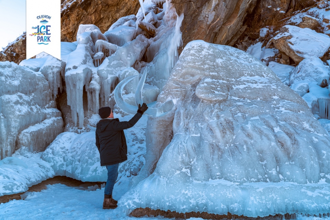 Скульптуры из наплесков льда создают на Ольхоне