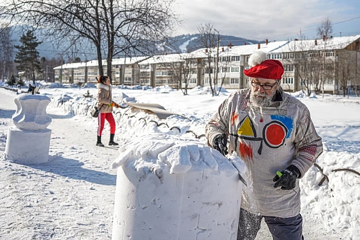 Тысячу снежных фигур построили в Байкальске на фестивале «Снегомэн»