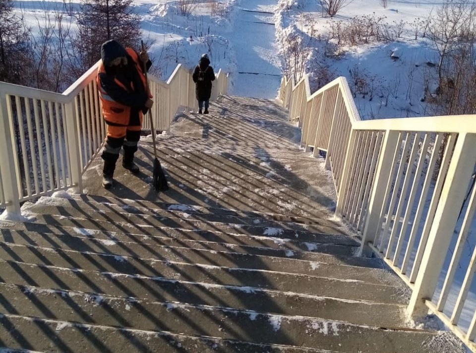 Очистка лестниц в Иркутске — на особом контроле мэрии
