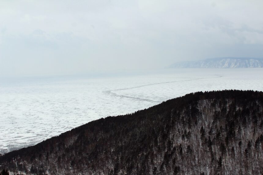 Ледовый удар мощностью в 4 балла произошел на Байкале