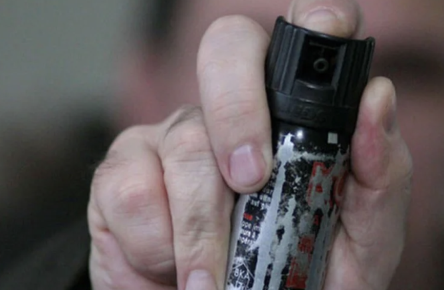 Перцовый баллончик ппс. Перцовый баллончик в эстонии. Газовый баллончик в руке. Можно ли носить в метро перцовый баллончик. Можно ли носить в метро перцовый баллончик.