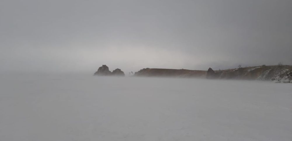 Спасатели ночью эвакуировали 14 человек со льда Байкала из-за сильного ветра и метели