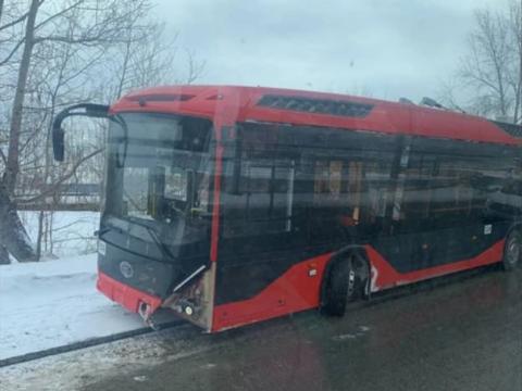 Новый троллейбус «Адмирал» попал в ДТП