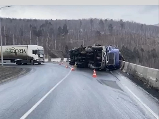В Култуке организовано реверсивное движение из-за опрокинувшейся фуры
