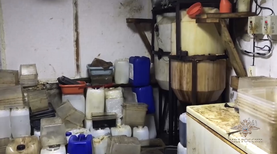 Деятельность крупнейшей нарколаборатории в Сибири пресекли полицейские