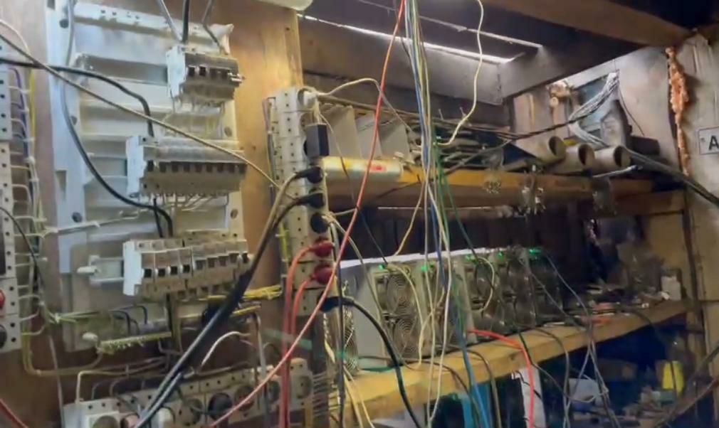 60 единиц оборудования для майнинга обнаружили на ферме под Ангарском