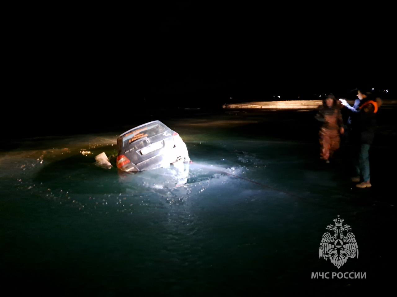 Машина провалилась под лед на закрытой переправе на Ольхон