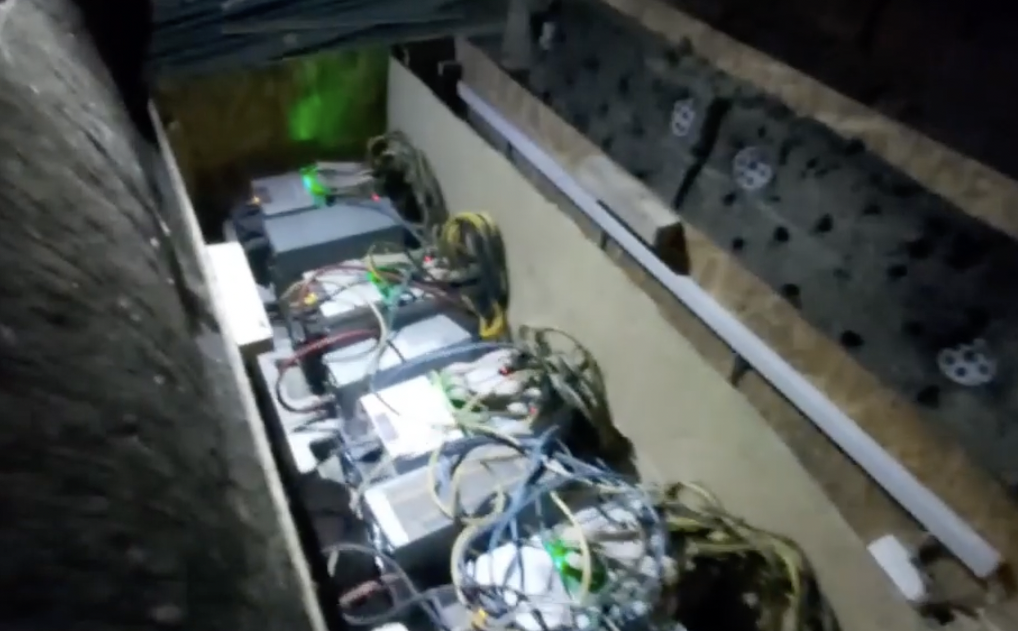 Две майнинговые фермы нелегально работали в школе в Шелехове