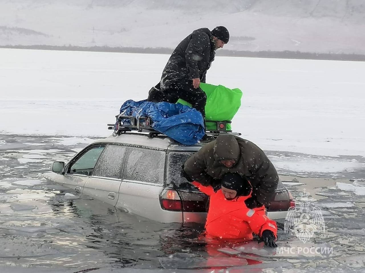 Subaru провалился под лед на Байкале