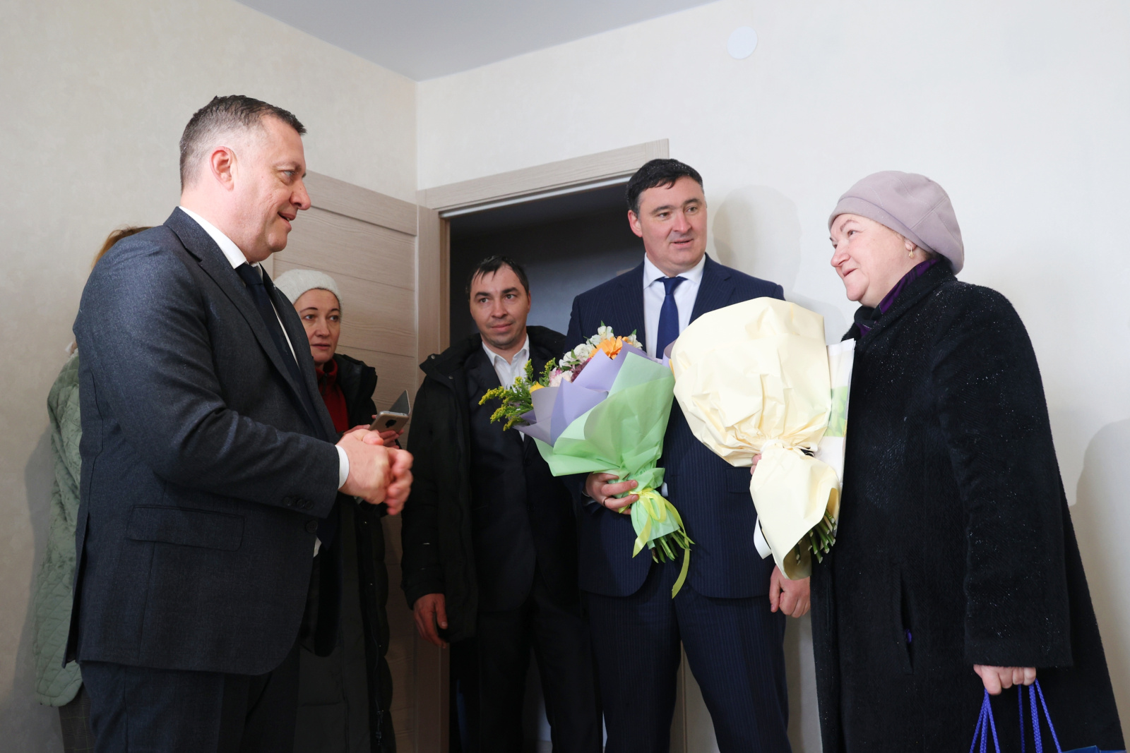 Игорь Кобзев вручил ключи от новых квартир переселенцам из аварийного жилья и дольщикам