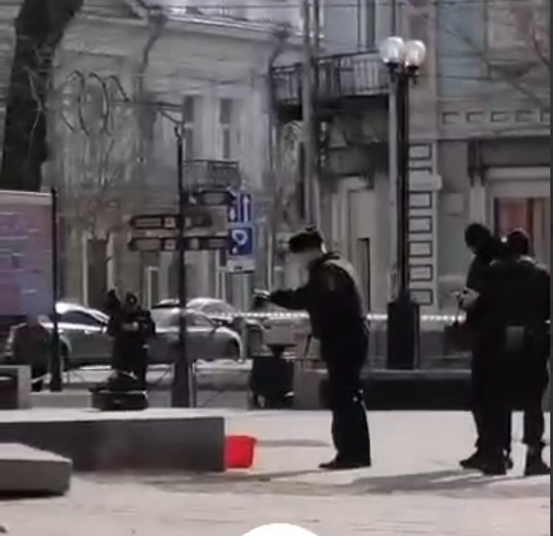 Очевидцы: возле ТЦ «Сезон» работают саперы с собаками (видео)