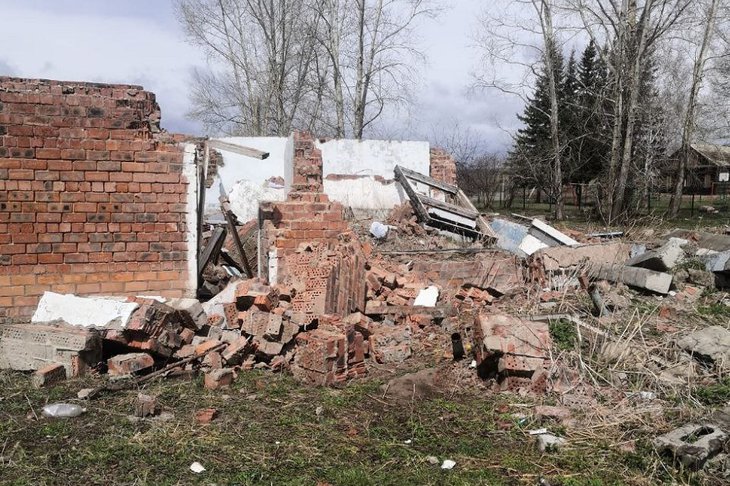 На ребенка обрушилось заброшенное здание в Балаганском районе