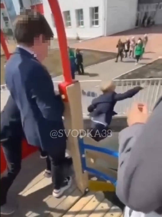 Школьники сбросили младшеклассника с горки в Иркутске