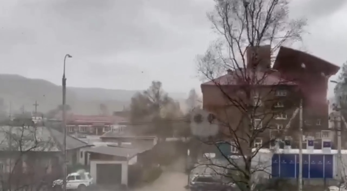 В Слюдянке ветром сорвало крышу со школы (видео)