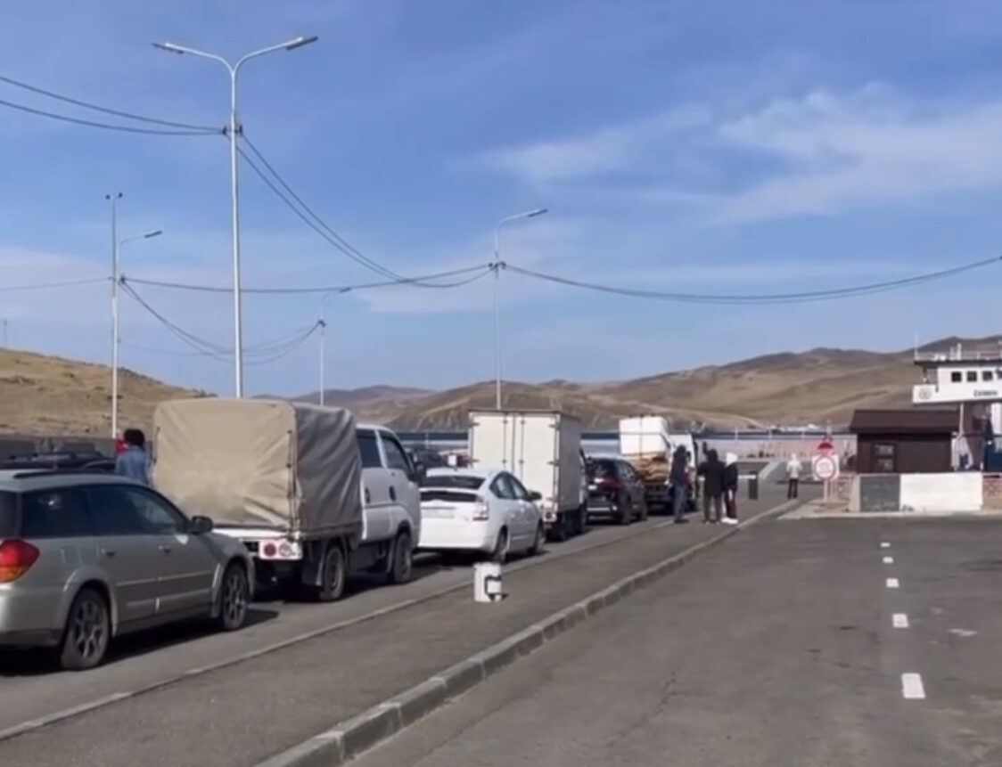 На Ольхонский паром начались сезонные очереди