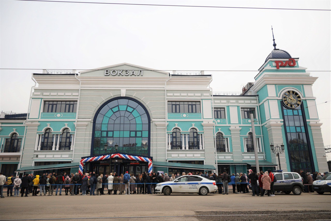 Жд вокзал города иркутска. Железнодорожный вокзал Иркутск. Иркутский пассажирский вокзал. ЖД вокзал Иркутск пассажирский. ЖД вокзал Иркутск новый.