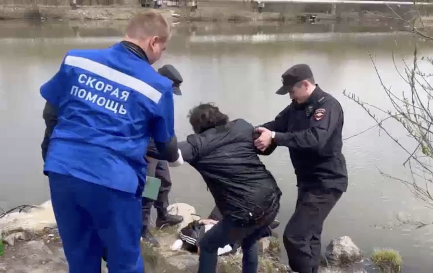 Женщина едва не утонула в пруду в Первомайском