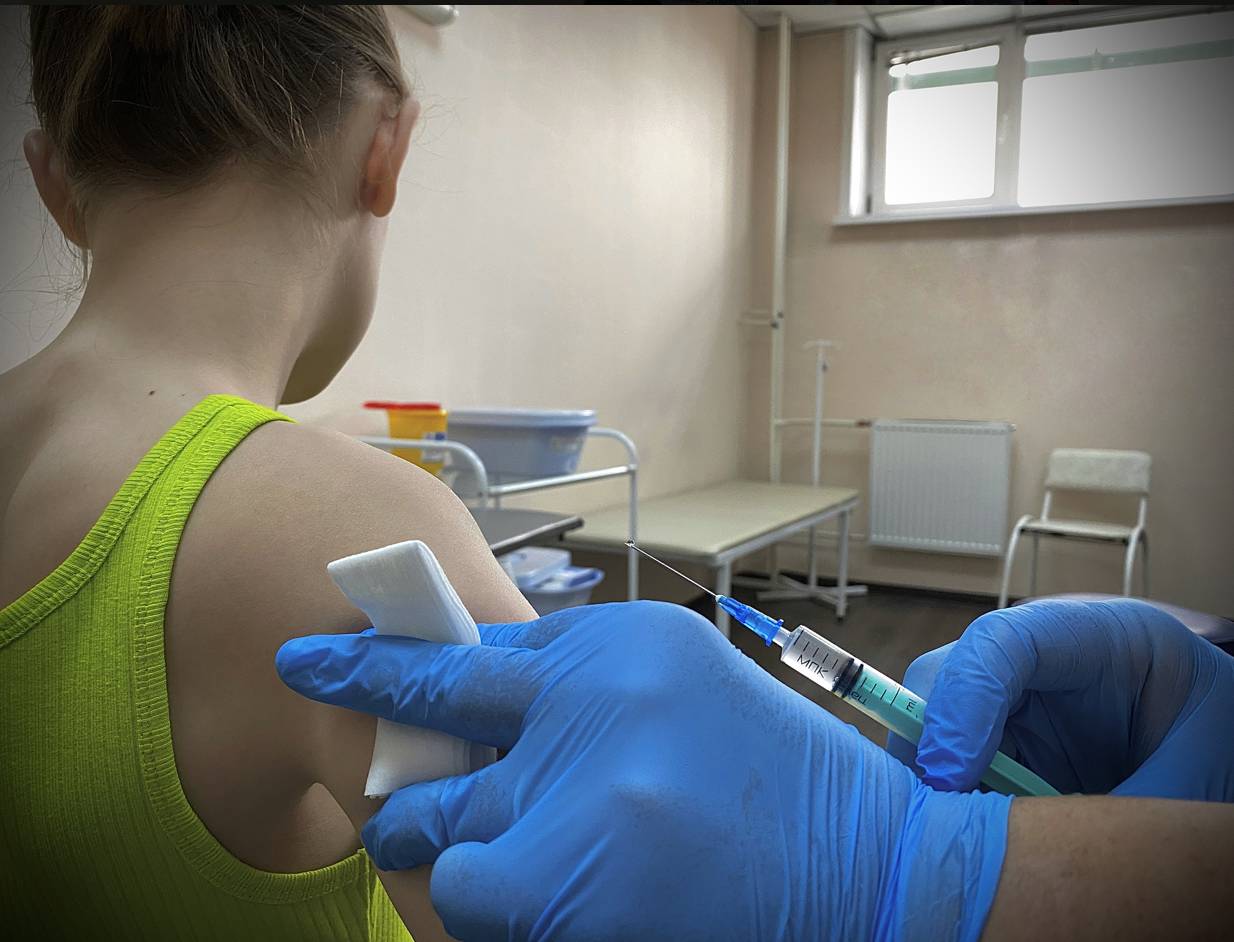 Вакцинацию девочек-подростков от папилломавируса человека проводит иркутский Центр СПИД