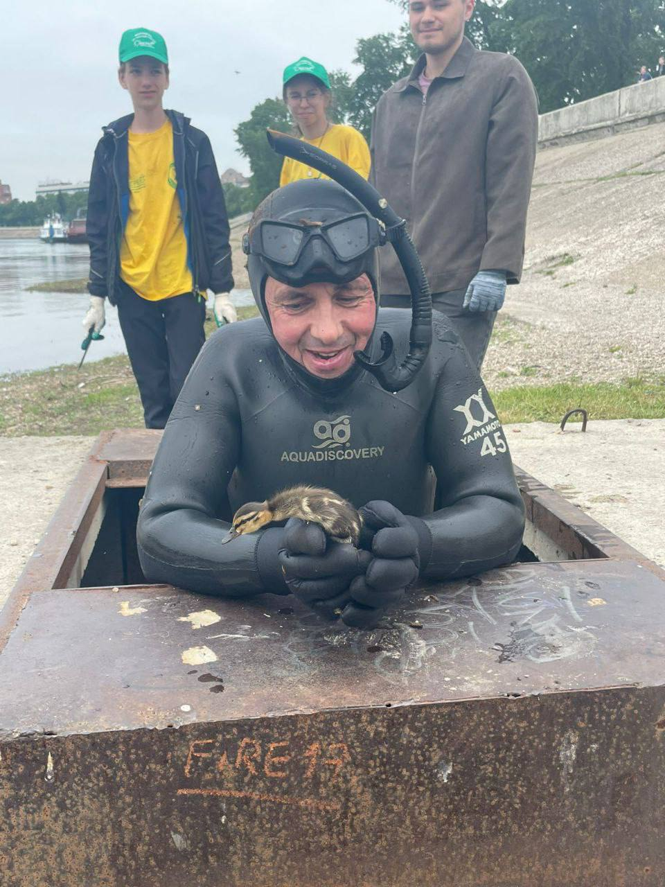 Семерых утят спасли сотрудники МЧС в Иркутске